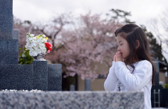 日本の伝統。ご先祖様に感謝して秋彼岸のお墓参り。｜仏花、御供ギフトは備前市 すずき花店へ